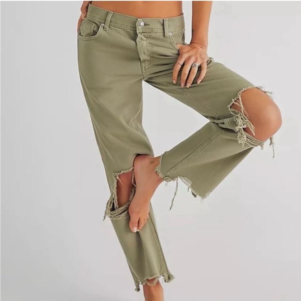 EUC Free People Maggie Distressed Jeans
Moss Green Size 25